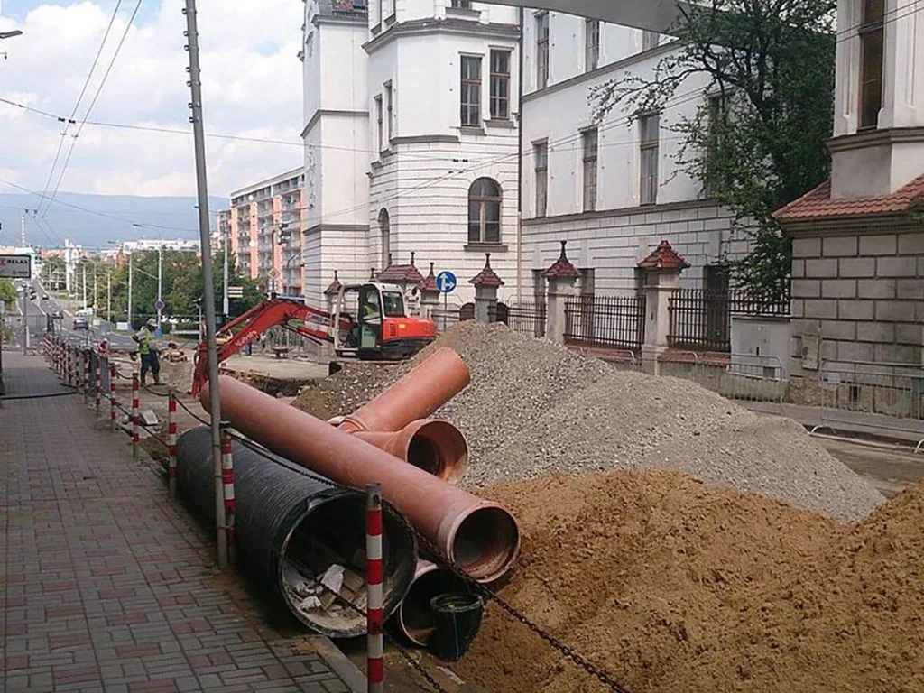 Pokládka kanalizačního potrubí ve výkopu