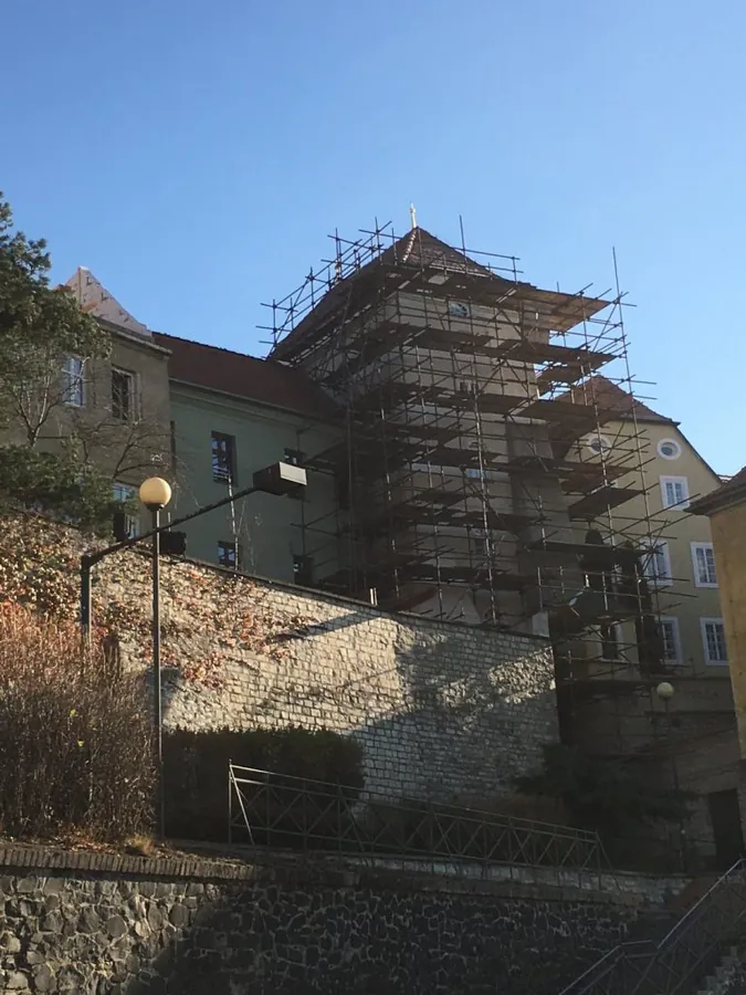 Vysoké lešení podél budovy