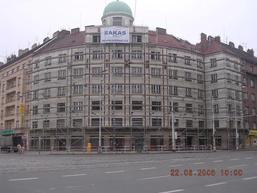 Lešení na objektu během rekonstrukce