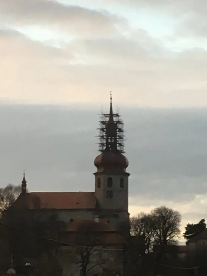 Lešení u vstupní části budovy