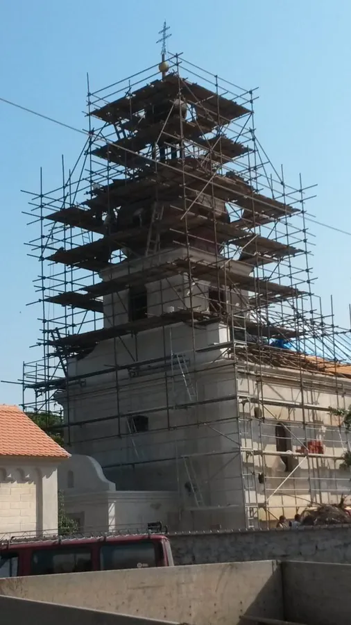 Lešenářská konstrukce v celé výšce budovy