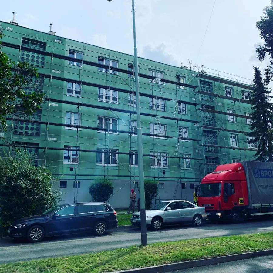 Lešenářská konstrukce na rozestavěném objektu
