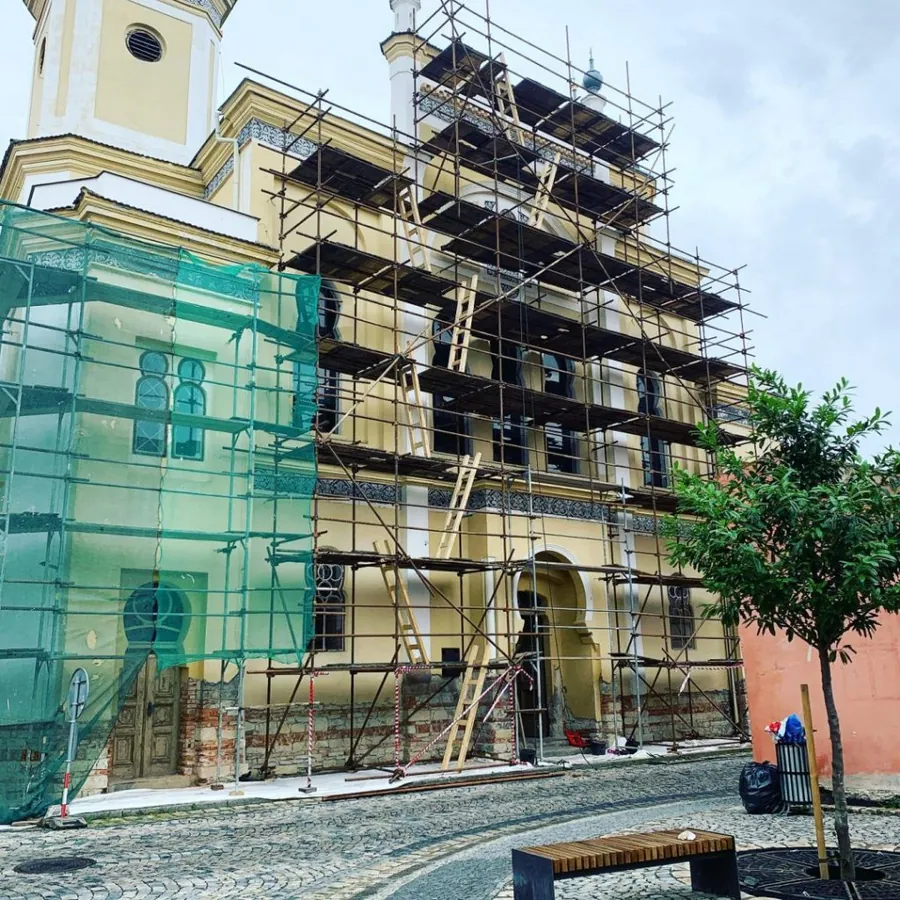 Lešení na budově žatecké synagogy