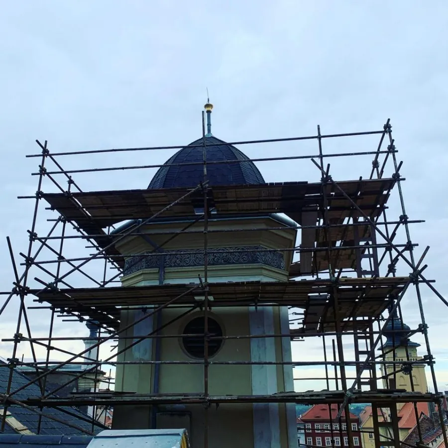 Rekonstruovaná fasáda žatecké synagogy s lešením