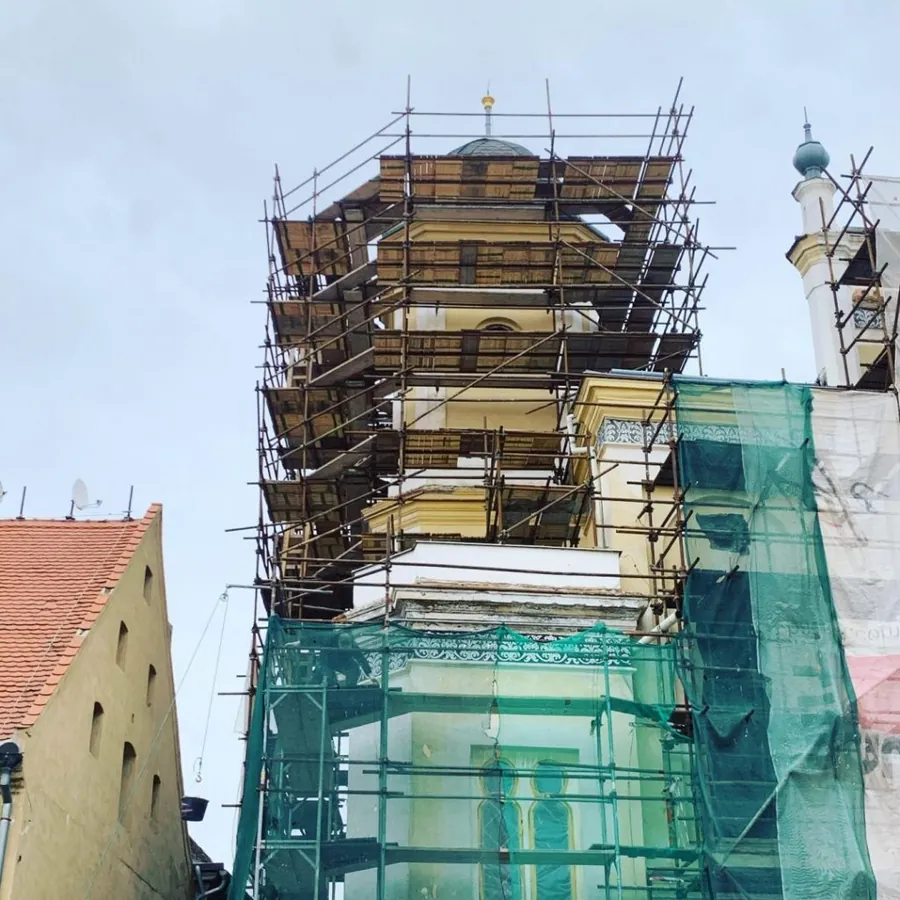 Lešení kolem historického objektu žatecké synagogy