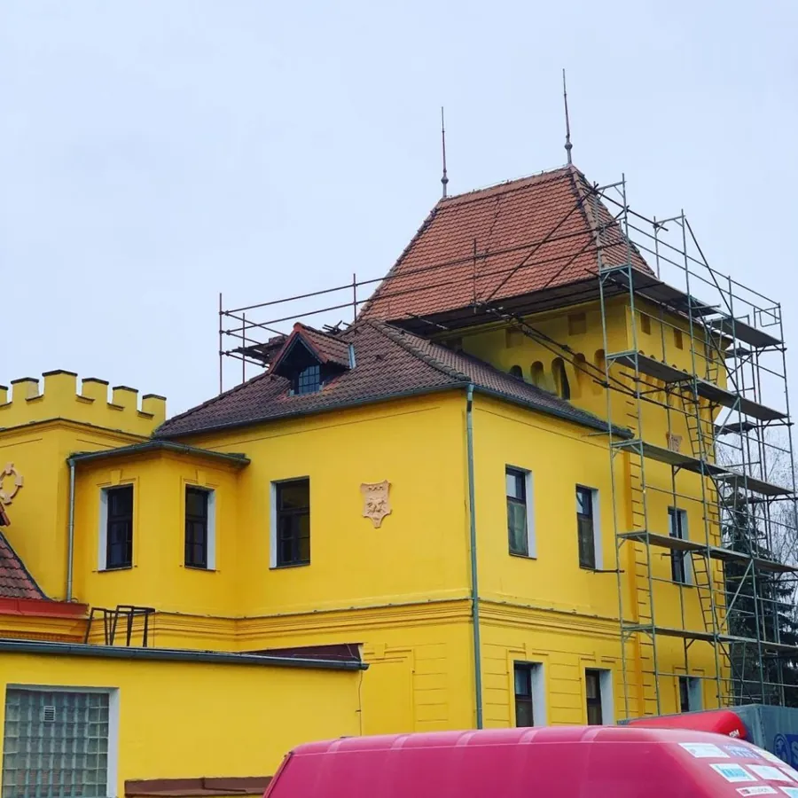 Detail lešení při rekonstrukci v Tuchořicích